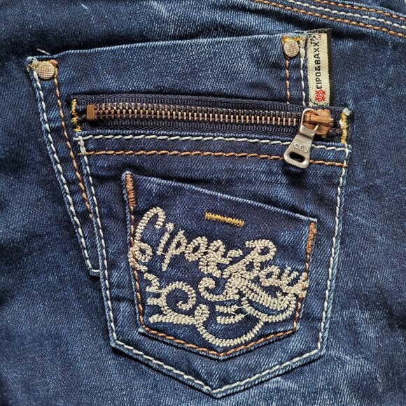 26/32 | Straight-Leg Jeans - Picture 5 of 9